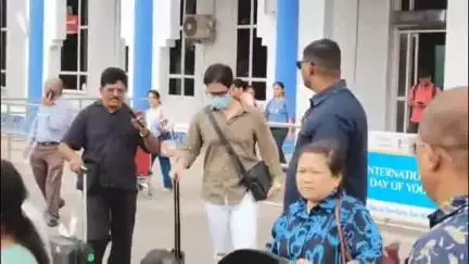 जोधपुर: जोधपुर एयरपोर्ट पर बॉलीवुड स्टार तुषार कपूर और गुलशन कुमार पहुंचे, परिसर को नाराज किए बिना फोटो और सेल्फी खींचे