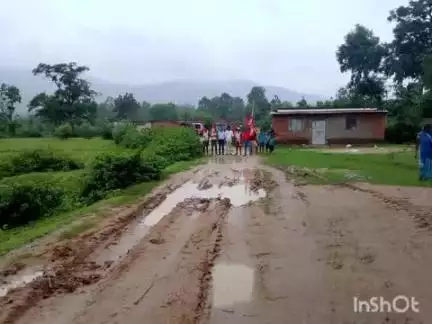 चांदवा: झारखंड दैनिक मजदूर यूनियन के अध्यक्ष ने लूकुइया गांव का दौरा किया, पीसीसी सड़क बनाने की मांग की