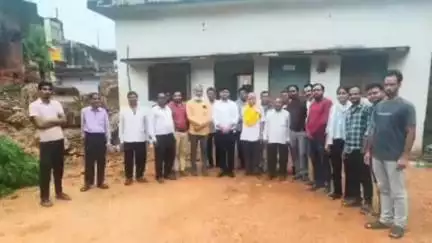 जतारा: दिगौड़ा तहसील में पदस्थ पटवारी सेवन रहित, तहसीलदार ने दी सम्मान के साथ भावभीनी बधाई