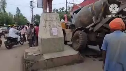 खुरई: स्टेशन रोड पर राजीव गाँधी मूर्ति के चबूतरे से टकराई मिक्चर मशीन, मूर्ति टूटने से बची, कांग्रेस ने साजिश का आरोप लगाया