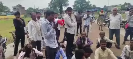 खरगापुर: खरगापुर में ओबीसी महासभा का प्रदर्शन, राजस्व विभाग की समस्याओं को लेकर तहसीलदार को ज्ञापन सौंपा