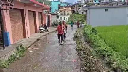 गरुड़: घरों में नहीं आ रहा पीने का पानी, टीटबाजार को जाने वाले रास्ते में बह रहा पानी बना राहगीरों के लिए परेशानी का सबब