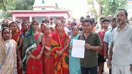 बैरिया: गजरावा बाजार में मारपीट का घर करने व धमकी देने के मामले को लेकर थाने पर पहुंचे दर्जनों ग्रामीण दिया आवेदन #jansamsya