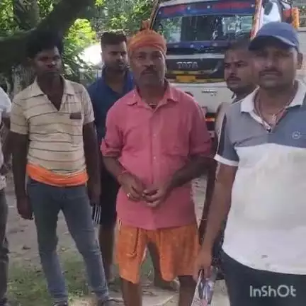 नरपतगंज: नरपतगंज नगर पंचायत के वार्ड 15 में खस्सी चोरी कर भाग रहे बाइक सवार युवक को ग्रामीणों ने पकड़कर की पिटाई