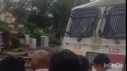 खिरकिया: काशी एक्सप्रेस के इंजन में मिला शव, खिरकिया स्टेशन पर लाश निकाली गई, मृतक की पहचान नहीं हो पाई