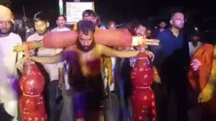 भिंड नगर: भिण्ड: गाय को राष्ट्रीय पशु का दर्जा दिलाने के लिए 1100 किमी दूर से पैदल कावड़ लेकर युवा सुभाष तिराहे पर पहुंचे