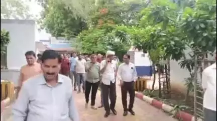 शिवपुरी नगर: कोर्ट रोड पर पूर्व मंत्री के भतीजे ने दुकान में घुसकर किया हमला, आक्रोशित व्यापारियों ने एसपी को सौंपा ज्ञापन