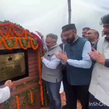 चौपाल: शिक्षा मंत्री रोहित ठाकुर ने आज चौपाल विधानसभा क्षेत्र के एक दिवसीय प्रवास के दौरान क्षेत्र के लोगों से की मुलाकात