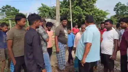 मैनाटांड़: इनरवा-दोन कैनाल सड़क निर्माण में अनियमितता पर भड़के पूर्व मंत्री, कार्य रुकवाकर अधिकारियों से की बात