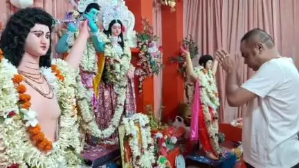 বহরমপুর: হরিনামের মধ্যেই শান্তির বার্তা  খুঁজতে পৌরপিতা  নাড়ুগোপাল মুখার্জি হাজির নবরত্ন মন্দিরে