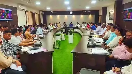 वारासिवनी: कलेक्टर ने वारासिवनी के समय-सीमा संबंधी प्रकरणों की समीक्षा की, अधिकारियों को दिए निर्देश
