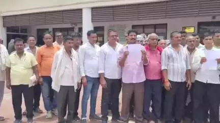 आज़मगढ़: आउटसोर्सिंग के कर्मचारियों ने डीएम को ज्ञापन सौंपा, कहा- 1 जुलाई से चली जाएगी नौकरी, कैसे चलेगा परिवार का दाना-पानी