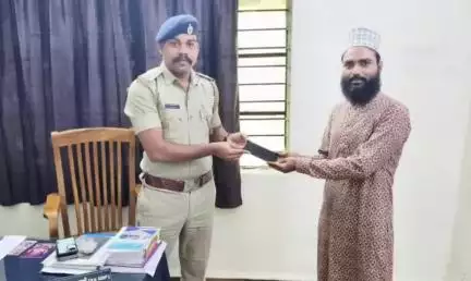 ದಾಂಡೇಲಿ: ಕಳೆದು ಹೋಗಿದ್ದ ಮೊಬೈಲ್ ಪತ್ತೆ ಹಚ್ಚಿ ಪಟ್ಟಣದ ಗ್ರಾಮೀಣ ಪೊಲೀಸ್ ಠಾಣೆಯಲ್ಲಿ ವಾರಸುದಾರರಿಗೆ ಹಸ್ತಾಂತರ