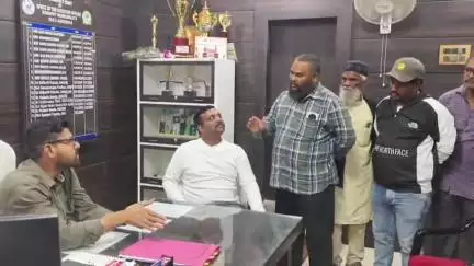 କୋରାପୁଟ ସହର: ମ୍ୟୁନିସିପାଲିଟି କାର୍ଯ୍ୟାଳୟରେ ନିର୍ବାହୀ ଅଧିକାରୀ ଓ ଚେୟାରମ୍ୟାନଙ୍କ ସହ ସହ ଆଲୋଚନା କଲେ ଆମିଷ ବ୍ୟବସାୟୀ