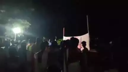 নাহৰকটীয়া: বাগিচাৰ নলাত অৰ্ধ উলংগ অৱস্থাত মহিলাৰ মৃতদেহ উদ্ধাৰ হোৱা পাছতেই ৰাইজে ২ নং বালিজান গাঁৱত অনুষ্ঠিত কৰিলে শ্ৰদ্ধাঞ্জলি