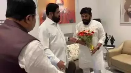 करवीर: उबाठा गटाचे नवनियुक्त शहरप्रमुख हर्षल सुर्वे यांचा मुंबईत उपमुख्यमंत्री एकनाथ शिंदे यांच्या उपस्थितीत शिवसेनेत प्रवेश