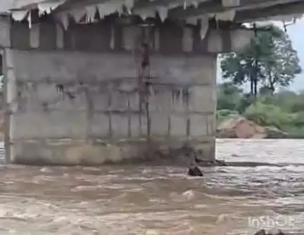 कुरखेडा: शहराच्या सतीनदीच्या रपट्यावरून दूचाकीसह घसरत पूराच्या प्रवाहात वाहणाऱ्यास बांधकाम मजुरांनी दिले जीवदान