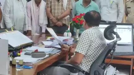झालरापाटन: मीणा समाज ने कालारेवा गांव में जमीन पर जबरन कब्जा करने के खिलाफ मिनी सचिवालय में जिला कलेक्टर को दिया ज्ञापन