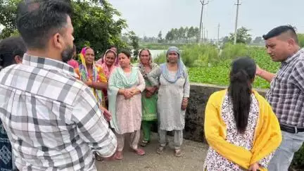 ਨਵਾਂਸ਼ਹਿਰ: ਨਗਰ ਕੌਂਸਲ ਪ੍ਰਧਾਨ ਬਲਵਿੰਦਰ ਕੌਰ ਨੇ ਕੀਤਾ ਗੜ੍ਹਸ਼ੰਕਰ ਰੋਡ ਅਤੇ ਵੇਈਂ ਦਾ ਕੀਤਾ ਦੌਰਾ , ਵੇਈ ਨੂੰ ਸਾਫ ਕਰਨ ਦੇ ਦਿੱਤੇ ਆਦੇਸ਼