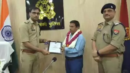 नवाबगंज: रिजर्व पुलिस लाइन बाराबंकी में अधिवर्षता आयु पूर्ण कर सेवानिवृत्त होने वाले 8 पुलिसकर्मियों को सम्मान के साथ दी गई विदाई