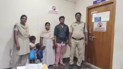 పులివెందుల: పట్టణంలోని ముద్దనూరు రోడ్డులో తప్పిపోయిన ఇద్దరు మగ పిల్లలను వారి తల్లిదండ్రులకు అప్పజెప్పిన పోలీసులు