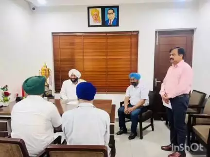 ਐਸਏਐਸ ਨਗਰ ਮੁਹਾਲੀ: ਵਿਧਾਇਕ ਕੁਲਵੰਤ ਸਿੰਘ ਨੇ ਆਪਣੇ ਦਫਤਰ ਵਿਖੇ ਲੋਕ ਮਿਲਣੀ ਤਹਿਤ ਲੋਕਾਂ ਦੀਆਂ ਮੁਸ਼ਕਲਾਂ ਨੂੰ ਸੁਣਿਆ