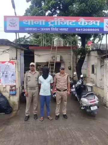 रुद्रपुर: ट्रांजिट कैंप थाना पुलिस ने भाजपा पार्षद के ज्वेलर्स की दुकान से सोने की चेन चुराने वाले युवक को किया गिरफ्तार