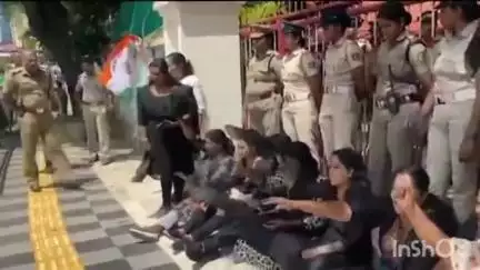 തിരുവനന്തപുരം: ആരോഗ്യ മന്ത്രി രാജിവയ്ക്കണം, പാളയത്തെ വസതിയിലേക്ക് മഹിള കോണ്‍ഗ്രസ് നടത്തിയ മാര്‍ച്ചില്‍ സംഘര്‍ഷം