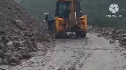 पिथौरागढ़: बारिश के कारण बंद पड़े टनकपुर-पिथौरागढ़ राष्ट्रीय राजमार्ग को यातायात के लिए किया गया सुचारू