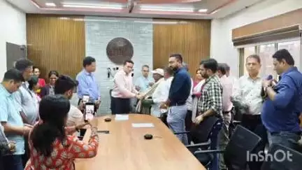 નવસારી: શહેરમાં NMCના આજે ૬ કર્મચારીઓ નિવૃત થયા કમિશનરે તેમનું અભિવાદન કર્યું