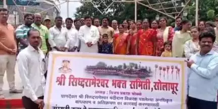 उत्तर सोलापूर: श्री सिध्दरामेश्वर देवस्थान भक्त समितीच्या वतीने मनपा आयुक्ताना विविध मागण्यांचे निवेदन