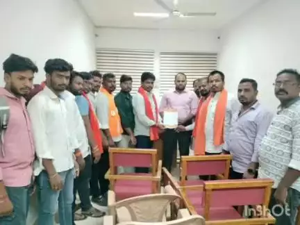 कुही: शेतकऱ्यांना कर्जमाफी देण्याच्या मागणीसाठी ठाकरे गट शिवसेनेच्या वतीने तहसीलदार यांना निवेदन