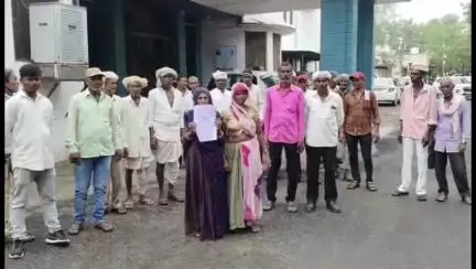 डूंगरपुर: सागवाड़ा थाना क्षेत्र के वगेरी गांव में एक युवक की संदिग्ध मौत का मामला, परिजनों ने कलेक्टर को सौंपा ज्ञापन