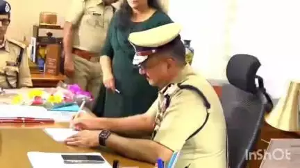 തിരുവനന്തപുരം: ഡി.ജി.പിയുടെ വാഹനം കെട്ടിവലിച്ച് സഹപ്രവര്‍ത്തകര്‍, വഴുതക്കാട് പോലീസ് ആസ്ഥാനത്ത് ആചാരപരമായ യാത്രയയപ്പ്