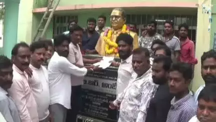 అగ్రహారం ప్రాంత అభివృద్ధికి కృషి చేయాలని మున్సిపల్‌ కార్యాలయం ఎదుట ఆ ప్రాంత వాసుల నిరసన