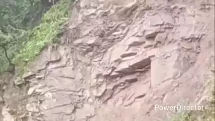 नैनीताल: भारी बारिश के कारण भूस्खलन से देवीधूरा बसानी मार्ग में आवाजाही हुई बंद