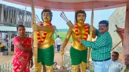 उधवा: उधवा चौक स्थित सिदो-कान्हू की प्रतिमा पर प्रखंड प्रशासन व जनप्रतिनिधियों ने हूल दिवस के अवसर पर माल्यार्पण कर नमन किया