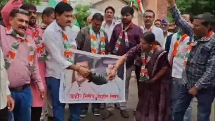 बुलढाणा: आमदार बबनराव लोणीकर यांच्या वक्तव्या विरोधात काँग्रेसने तहसील कार्यालयासमोर केले जोडे मारो आंदोलन