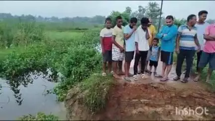 घाटशिला: पावड़ा गांव में बारिश से तालाब का छोटा हिस्सा बहा, जिला परिषद सदस्य पहुंचे