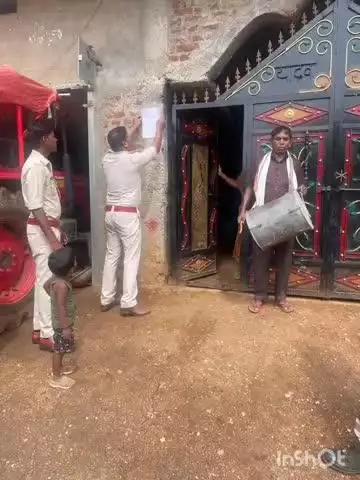 मेराल: हारादाग खुर्द गांव में पॉक्सो मामले में फरार आरोपी के घर पर मेराल पुलिस ने ढोल-बाजे के साथ इश्तेहार चिपकाया