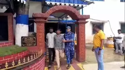 মেমারি ১: বেআইনি চোলাই মদ বিক্রির বিরুদ্ধে মেমারি থানার অভিযানে গ্রেপ্তার ২