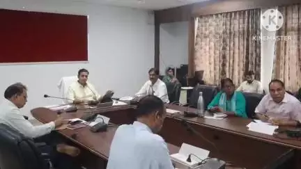 आगर: ज़िला कलेक्टर ने सड़कों पर घूमने वाले निराश्रित गोवंशों को गौशालाओं में भेजने के संबंधित अधिकारियों को दिए निर्देश
