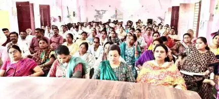 बीघापुर: बीआरसी बीघापुर में शिक्षकों ने की बैठक, करीब 51 स्कूलों पर लटक सकता है ताला