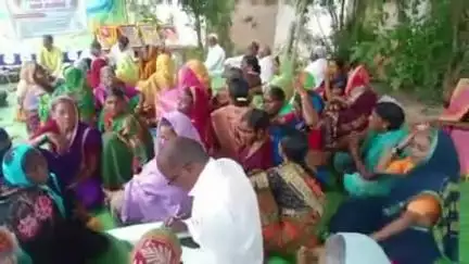 धर्माबाद: तहसीलसमोर विविध योजनेच्या लाभार्थ्यांचे थकीत अनुदान वाटप करण्याच्या मागणीसाठी लोकस्वराज्यचे धरणे आंदोलन