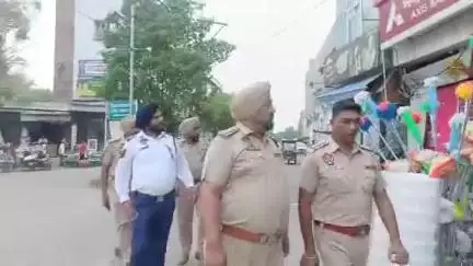 ਬਰਨਾਲਾ: ਟਰੈਫਿਕ ਪੁਲਿਸ ਵੱਲੋਂ ਗਡਾ ਖਾਨਾ ਚੌਕ ਦੁਕਾਨ ਦੁਕਾਨ ਤੇ ਜਾ ਕੇ ਲੋਕਾਂ ਨੂੰ ਦੁਕਾਨਾਂ ਦੀ ਹੱਦ ਤੋਂ ਬਾਹਰ ਸਮਾਨ ਨਾ ਰੱਖਣ ਲਈ ਦਿੱਤੀ ਹਦਾਇਤ