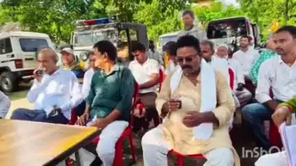 कोंच: कोंच थाना परिसर में मोहर्रम त्योहार को लेकर जनप्रतिनिधियों और गणमान्य लोगों के साथ शांति समिति की बैठक संपन्न