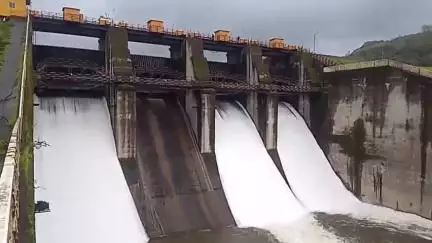 सातारा: कोयना धरणातील पाणी पातळीची अर्धशतकाकडे वाटचाल; उरमोडी धरणाचे चारही दरवाजे उघडले, ग्रामस्थांना सतर्कतेचा इशारा