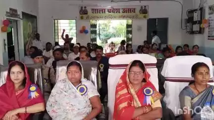 शंकरगढ़: स्वामी आत्मानंद स्कूल में आयोजित शाला प्रवेश उत्सव कार्यक्रम में विधायक उद्धेश्वरी पैकरा हुईं शामिल