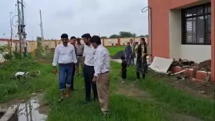 हरदा: आदर्श महाविद्यालय हरदा में कलेक्टर ने 'एक पेड़ माँ के नाम' अभियान के तहत किया पौधारोपण