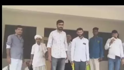 सेड़वा: तरला गांव में मुख्य सड़क बंद होने के कारण आवागमन हुआ प्रभावित, एसडीएम को ज्ञापन देने पहुंचे ग्रामीण #jansamasya